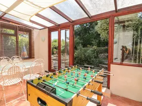 HESELWOOD, pet friendly, character holiday cottage in Lyme Regis - Image 5