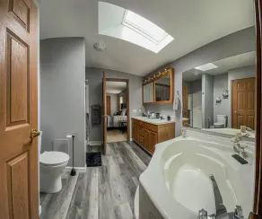 Vacation Delight-Two blocks from boat launch, park, beach and popular Newman St. - Image 2