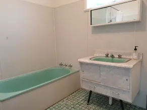 Classic Lancelin split level 70s beach house with ocean views, sleeps 8 - Image 4