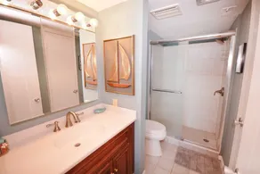 Charmant et élégant condo de luxe de 3 chambres en bord de mer avec WiFi gratuit et une vue imprenable sur l'océan situé dans le centre-ville et à quelques pas de la plage! - Image 5