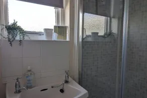 2 Bed Chalet - Sleeps 5 - Free Parking - Tv - Image 3