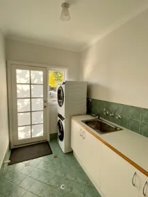 Town Hideaway - Sleeps 6 - Image 2