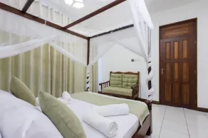 Beachfront Luxury Apartment - Image 5