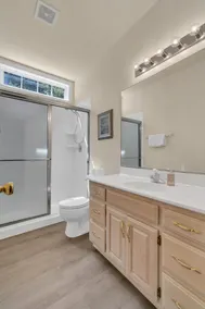CAPTIVATING WATERFRONT !!! with all amenities - Image 4