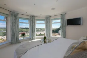 Luxury spacious sea front house with indoor swimming pool - Image 2