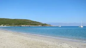 Ground floor Maison Rose 50 metres from the sandy beach - Image 2