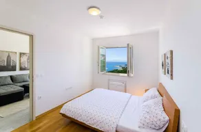 Holiday apartment with balcony and air conditioning - Image 4