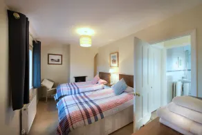 Stunning Waterside 2 Bedroom House in Poole - Image 4
