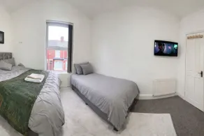 MCRShared House-Big Bedroom Sleeps 3 - Image 5