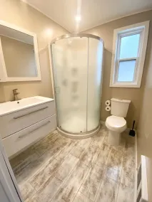 Waterfront Family Friendly Escape on Chemong Lake w/WIFI & A/C - Image 4