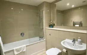 STUNNING 2 BED/2 BATH IN TOWN CENTRE & PARKING! - Image 2