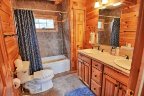 Charming 3-bedroom cabin in Laurel Springs, NC, perfect for family getaways. - Image 4