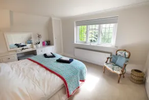 Spacious 5* guest house with private tennis court and beautiful gardens - Image 4