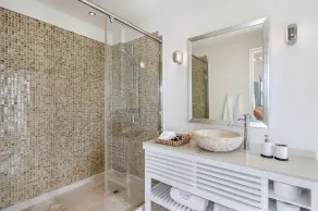 Exceptional villa with pool on the seafront - Image 2