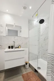 Comfortable and spacious apart with parking - Image 2