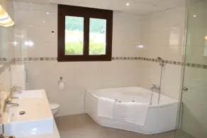 Villa i en smuk beliggenhed med havudsigt, opvarmet swimmingpool, højhastigheds WIFI - Image 2