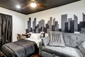 Artsy City 3 Bedroom - Image 3