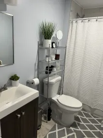 Lovely Three bedroom home and backyard - Image 3
