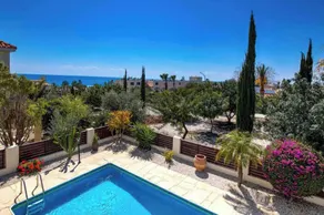 Coral Bay Villa - Sleeps 6 - Pool - Parking - Image 5
