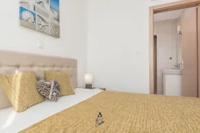 Modern 4 BD villa with heated pool for up to 8 guests - Image 3