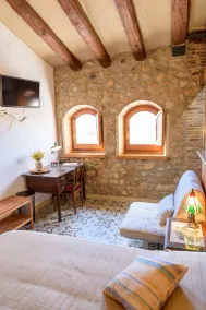 Accommodation in a winery, surrounded by biodynamic vineyards! - Image 5