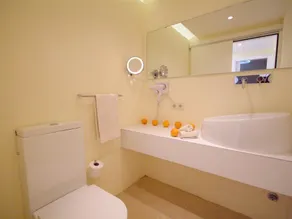 Designer villa med udendørs jacuzzi, have, swimmingpool, 150 m fra stranden, Wifi - Image 2