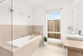Four bedroom luxury modern home, walk to beach, free WIFI - Image 4