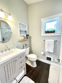 Edmonds Seaside Studio | Walk to Town and Train - Image 4