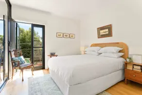 Spacious 2-Bed Townhouse with a Lush Courtyard - Image 4