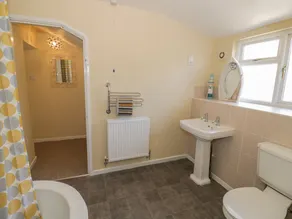 RAINFOREST COTTAGE, pet friendly, with a garden in Ruspidge - Image 3