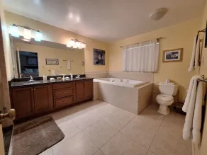 Luxueux, au bord du lac 3 chambres 2 salles de bain avec baignoire jacuzzi - Image 4