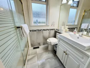 Spacious 3400 sq ft 6 bedroom Hatzic Mission Home - Image 3
