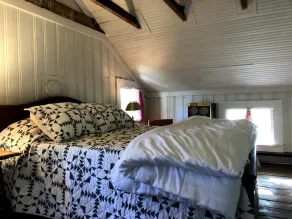 Charming Farmhouse Cottage with Mountain Views - Image 5