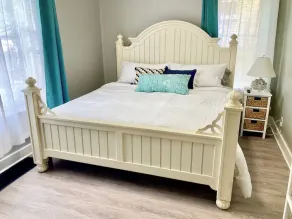 94 WalkScore | King Bed | Capitol Hill Beachy Apt - Image 5