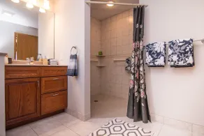 Lakefront House w/King Bed, Sauna,  walk-in shower and lake access - Image 2