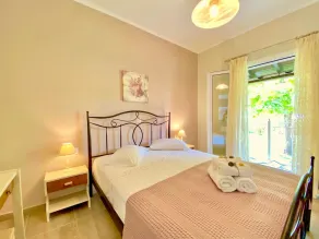 Apartamento con terraza, jardín y piscina - Image 4