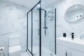 Modern 1BR Apartment in Whitefield, Manchester with Private Parking - Image 3