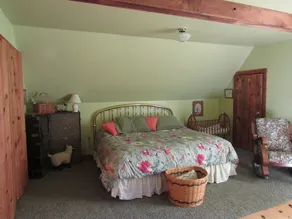 Country Retreat Nestled in Wooded Valley - Image 5