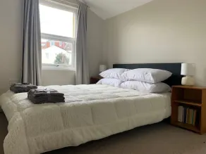 Central 2 bed flat with off street-parking - Image 2