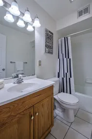 Bright 1 bedroom apartment, close to shops and highway - Image 4