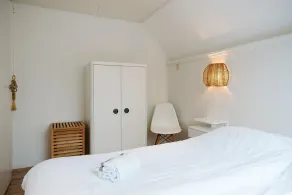 A comfortably furnished holiday home by the sea with a fenced garden that is safe for children and pets. - Image 5