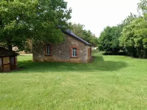 Charming Spacious Cottage with Fireplace, WiFi, and Large Garden Near Sarthe River - Image 4