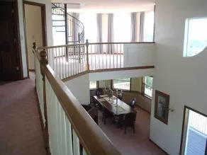 Secluded large home. Wooded setting. Easy commute to downtown. - Image 3