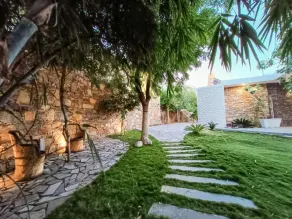 Villa d'art avec vue sur la montagne au cœur d'une forêt - Image 3