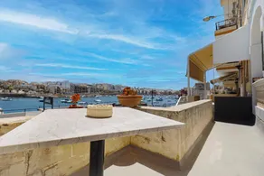 Classic 1BR Seafront Townhouse & Garden - Image 5
