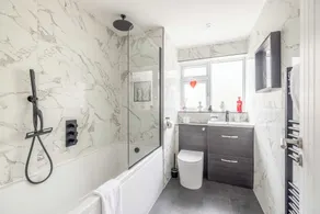 Windsor Charm Spacious 3-Bed, Parking & Garden - By Tempstay - Image 2