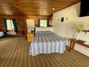 Scenic Bay Motel room 4 - Image 5