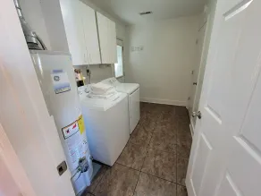 3 Bedroom Home 1 Mile From I-65, restaurants, shopping, fenced backyard  - Image 2