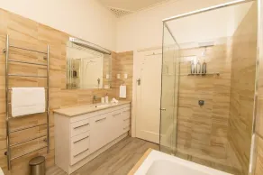 Hillside Cottage │ Comfy, Spacious, Walk to CBD & Stannies - Image 3
