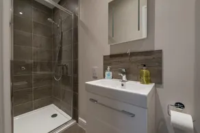 Elegant Central Henley Apartment - Image 2